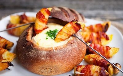 Fondue de queijo no pão italiano
