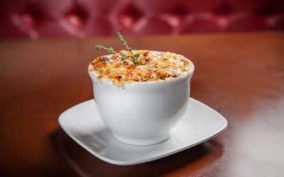 Sopa de cebola com queijo gradinado e massa folhada